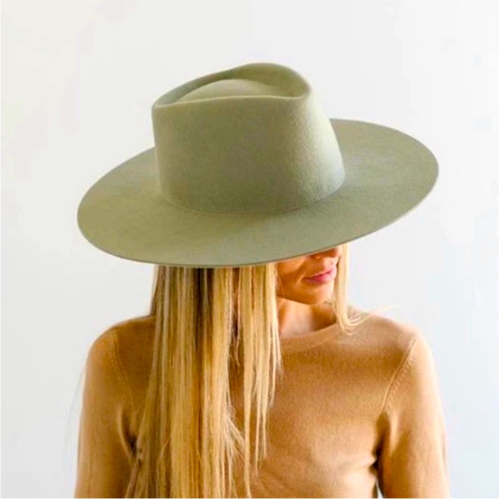 GIGI PIP DAKOTA DAE TRIANGLE CROWN- NWT